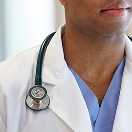 Littmann Stethoskop korrekt über dem Arztkittel-Kragen getragen, damit es nicht den Hals berührt.