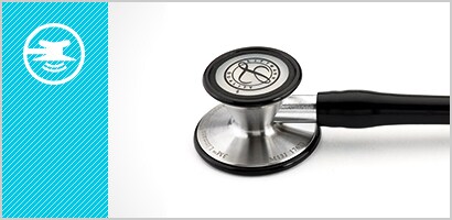 Nahaufnahme des Bruststücks eines 3M Littmann Cardiology III Stethoskops und das Symbol einer einstellbaren Membran in Weiß vor einem türkisen Hintergrund.
