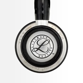 Nahaufnahme der Kinderseite eines 3M Littmann Cardiology III Stethoskops mit dem Littmann Logo.