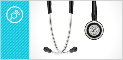 Bruststück und Ohroliven eines 3M Littmann Classic III Stethoskops und ein Bruststück-Symbol in Weiß vor einem türkisen Hintergrund.
