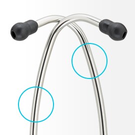 Glänzende Aluminium-Ohrbügel eines 3M Littmann Stethoskops mit schwarzen Ohroliven an den Enden, die sich symmetrisch überkreuzen. 