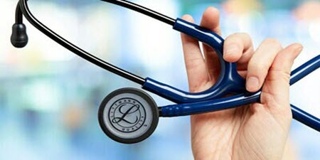 Nahaufnahme der Hand einer Person, die ein Littmann-Stethoskop hält 
