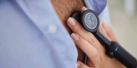 Nahaufnahme der Auskultation eines Brustkorbs
